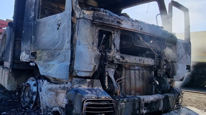 Investigan ataque incendiario en Los Álamos: Cuatro camiones y una camioneta afectados