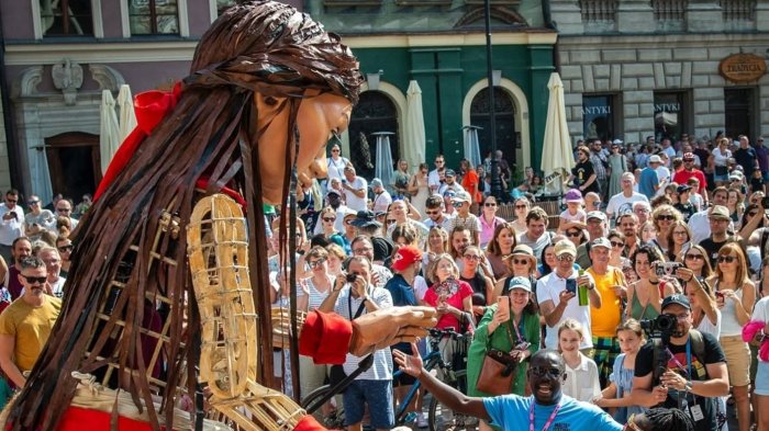 Recorrido de Amal inicia este viernes: Dónde ver a la muñeca gigante en Santiago y regiones