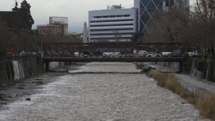 Encuentran el cadáver de una mujer en el Río Mapocho en medio de búsqueda por presunta desgracia