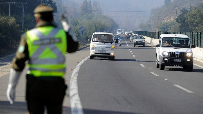 Terminó detenida: Mujer ofreció dinero a carabineros para liberar a pareja que manejaba ebria