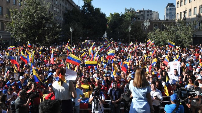 Masiva manifestación de venezolanos residentes en Chile contra Nicolás Maduro