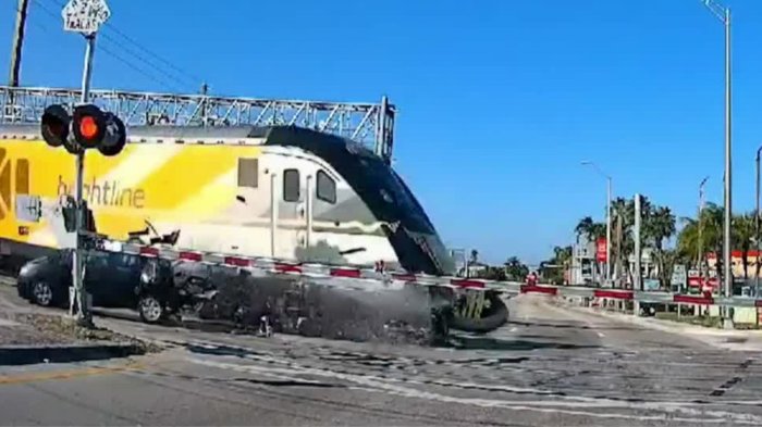VIDEO | Tren arrasó con automóvil que se pasó las barreras de seguridad en Miami