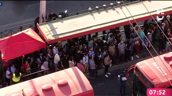 “Insólito”: Usuarios indignados por falla en Línea 2 de Metro y extensas filas para tomar buses