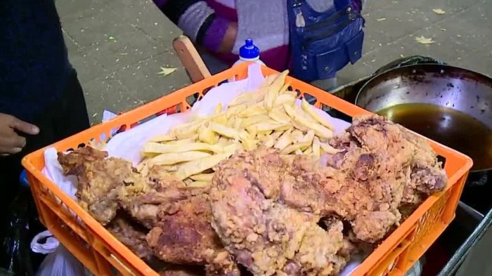 Cuando lo barato cuesta caro: Autoridades alertan sobre comida callejera expuesta al calor extremo