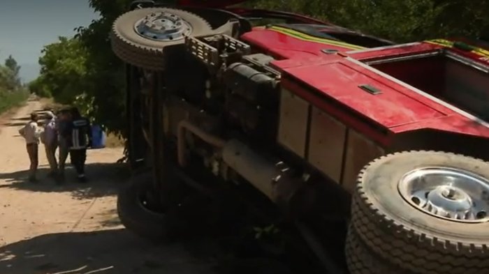 Carro de bomberos que se dirigía a un incendio volcó luego que un puente cediera en Talagante