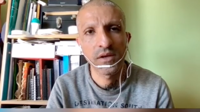 ¡Está irreconocible! Rodrigo Rojas Vade reaparece como conductor de aplicación