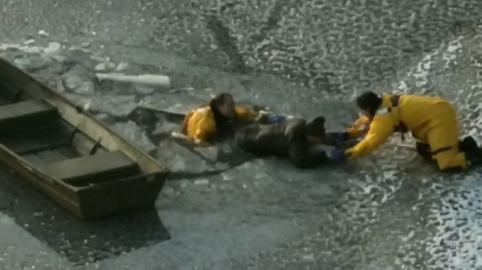 VIDEO | Graban dramático rescate de hombre y su perro en lago congelado de EE.UU.