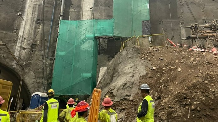 Reportan derrumbe en construcción de línea de Metro en Las Condes: Trabajadores quedaron atrapados