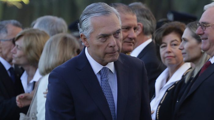 Formalizan a ex comandante del Ejército Óscar Izurieta por lavado de activos: Serían $6.300 millones en total