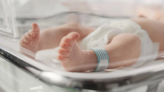 “Quieren tapar su cochinada”: Familia de recién nacido fallecido en Temuco cuestiona versión del hospital