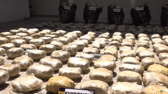 Superaría los $1.000 millones: Incautan droga y armas que ingresaban a la RM desde el norte