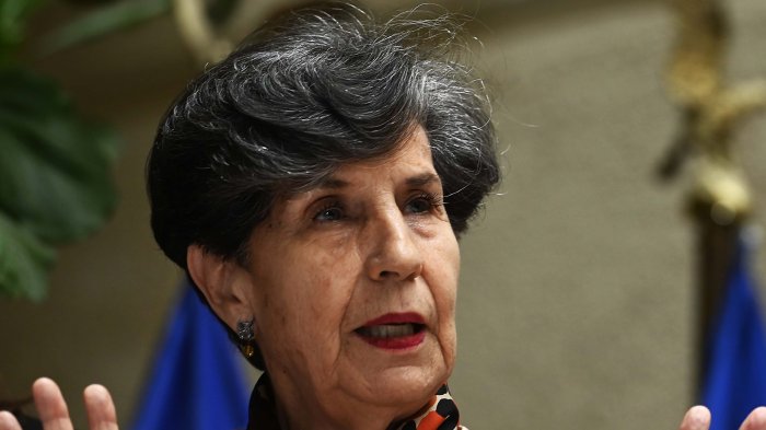 Tras fallida compra de casa del ex pdte.: Senadora Isabel Allende también guardó silencio ante Fiscalía