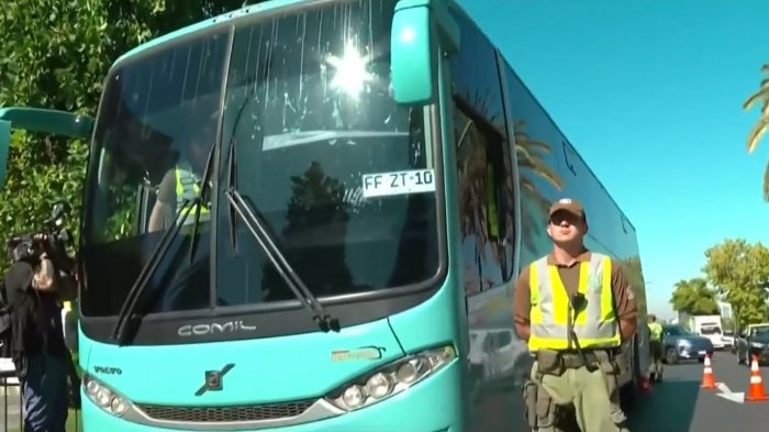 VIDEO | Pillaron a conductor sin licencia manejando bus con 30 niños a bordo en Las Condes