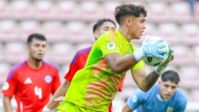 “Ilusiona”: Ignacio Sáez se gana el respeto de hinchas por sus atajadas en el Chile Sub 20 vs Uruguay