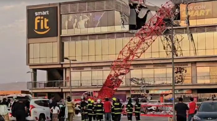 Una persona murió tras accidente con grúa en Arica: Cayó arriba de un gimnasio