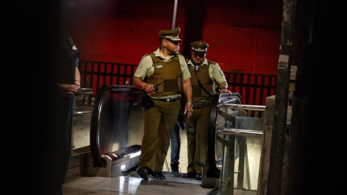 Lo que se sabe del robo en estación de metro que mantiene en riesgo vital a adolescente de 17 años