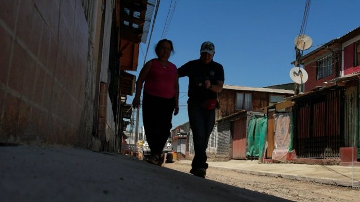 Chile a medias: Vecinos de Cerro Navia denuncian insólita vereda inclinada