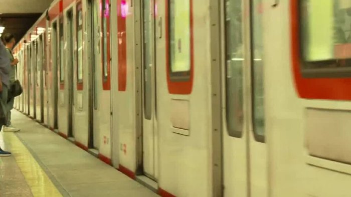 Entérate cómo poder recuperar los objetos que caen y se pierden en el metro de Santiago