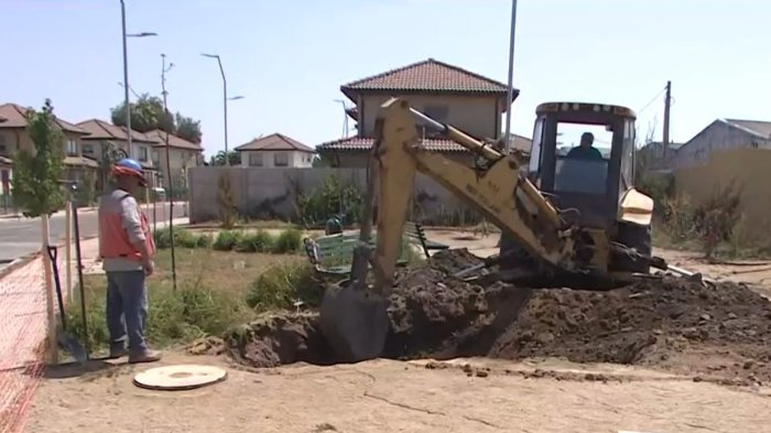 Socavón en condominio de Isla de Maipo se traga plaza y genera preocupación entre vecinos