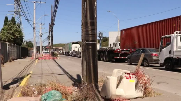Chile a medias: Postes quedaron en medio de la calle e impiden terminar pavimentación