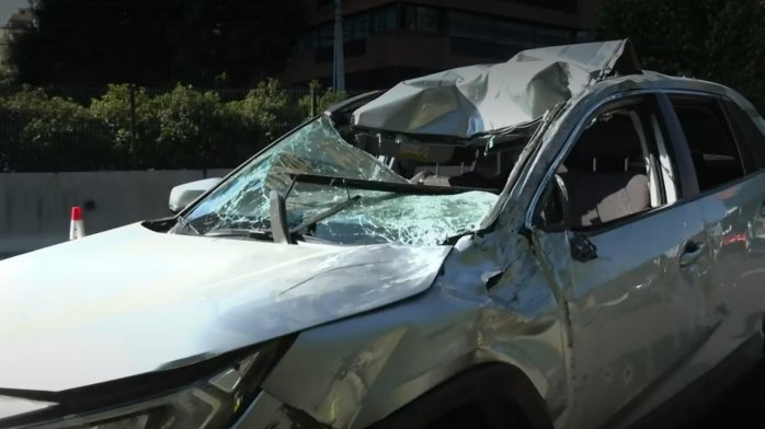 De Las Condes a Vitacura: Auto terminó volcado en autopista durante intensa persecución por robo