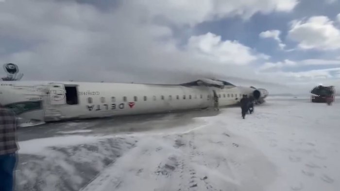 Avión con 80 pasajeros protagoniza impactante accidente en Canadá: Terminó volcado tras aterrizaje
