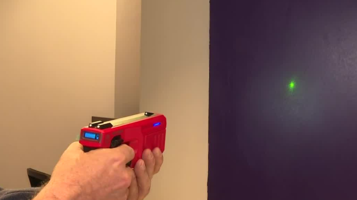 Gobierno autoriza pistolas taser para Carabineros: Tendrá un único uso