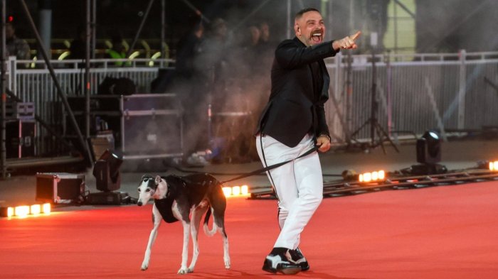 ¡De punta en blanco! José Antonio neme inauguró la Gala de Viña 2025 junto a su perro