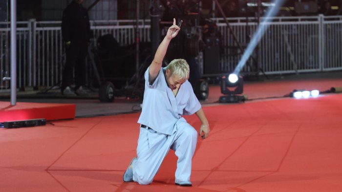 ¿Se vistió de tens? Pollo Castillo se llenó de memes tras su paso por la Gala de Viña 2025