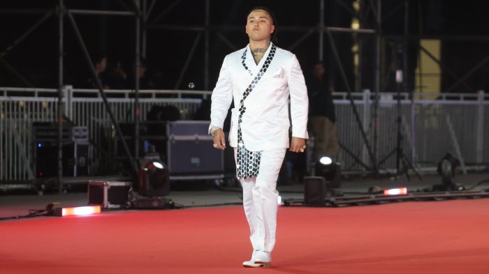 ¡Qué elegancia! Pablo Chill-e brilló en la alfombra roja de la Gala de Viña 2025