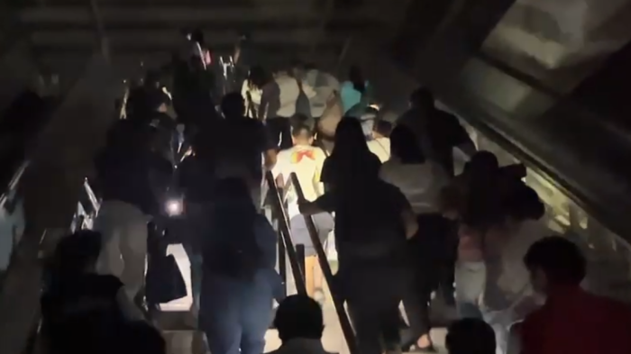 VIDEOS | Saliendo a oscuras: Los registros de Metro de Santiago tras masivo corte de luz