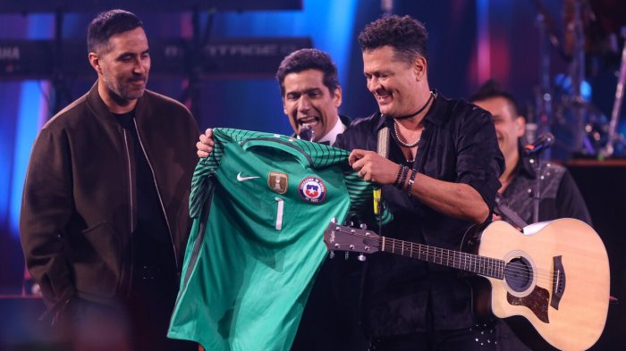 Regalo especial: Qué camiseta le entregó Claudio Bravo a Carlos Vives en Viña 2025