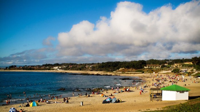 A una hora y media de Santiago: La playa de aguas cristalinas perfecta para despedir el verano
