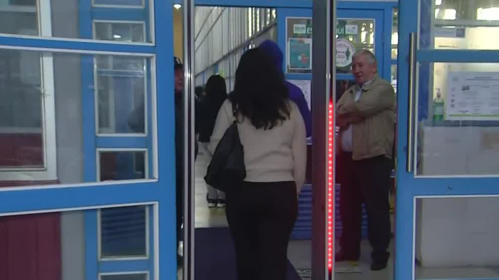 Polémica por instalación de detector de metales en colegio: Normativa prohíbe dispositivos
