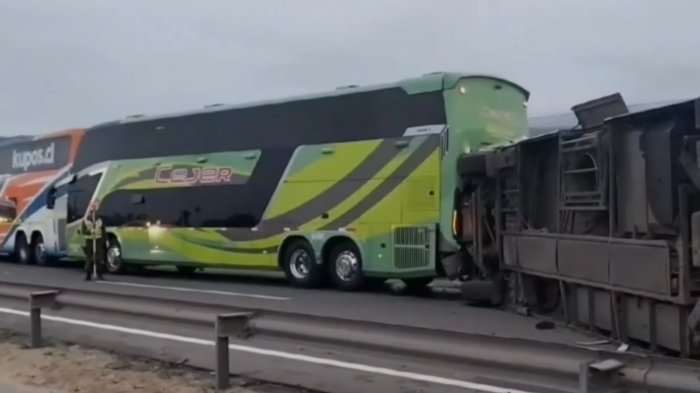 Todo lo que se sabe del fatal choque de buses que dejó al menos 6 fallecidos y 40 heridos