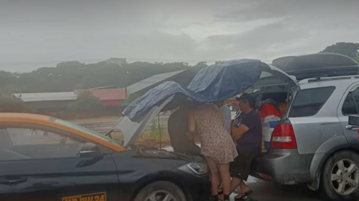 No pueden regresar: Familia chilena se encuentra atrapada en Bolivia producto de la crisis por falta de combustible