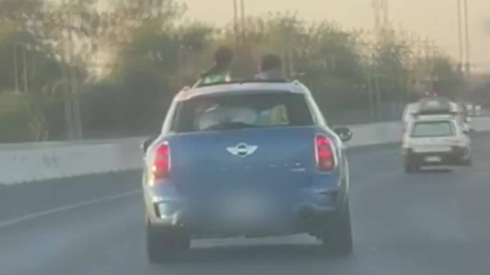 VIDEO | Captan a menores de edad sobre el techo de un auto circulando en Santiago