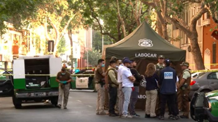 Reportan el hallazgo de un vehículo con dos hombres fallecidos en Santiago Centro