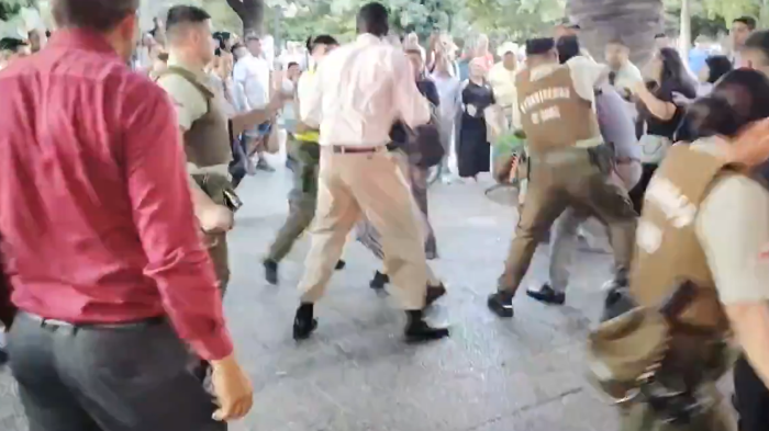 VIDEO | Batalla campal entre evangélicos y carabineros en Plaza de Armas genera caos en centro de Santiago