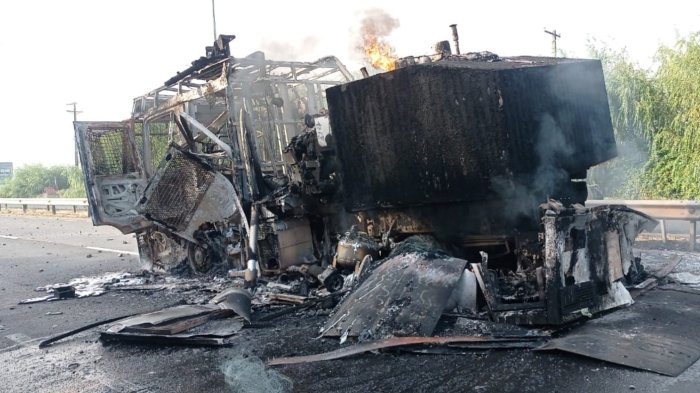 VIDEO | Pescadores queman vehículos de Carabineros en violentas protestas en el Maule