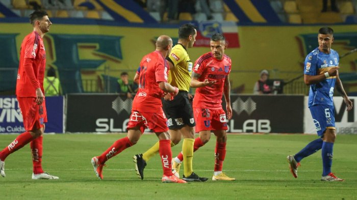 Dolor de cabeza en la U: Javier Altamirano se pierde el partido con Colo Colo tras polémica expulsión