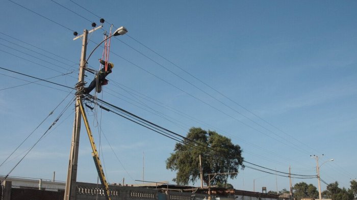 Hombre murió electrocutado tras realizar modificaciones irregulares en poste de luz en Macul