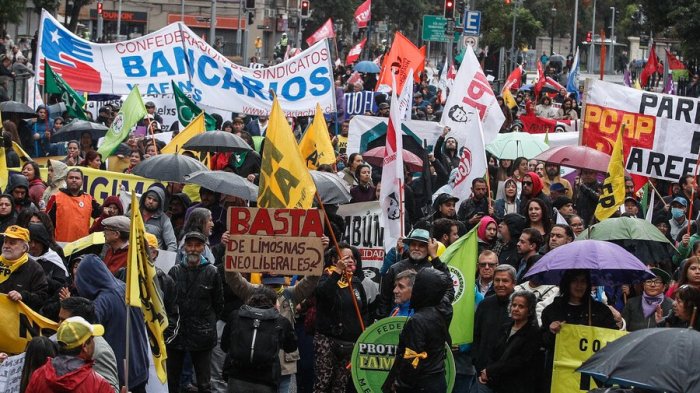 “A derogar la reforma inmoral”: Realizan marcha contra las AFP en Santiago