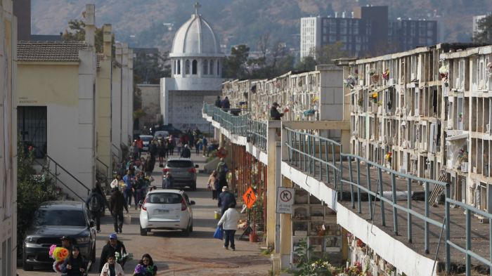 Multan al Cementerio General tras el hallazgo de 1.400 restos humanos en bolsas