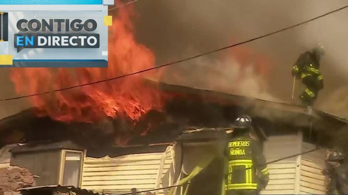 Voraz incendio afecta a cinco casas en Macul: Vecinos evacuaron sus casas por miedo a propagación