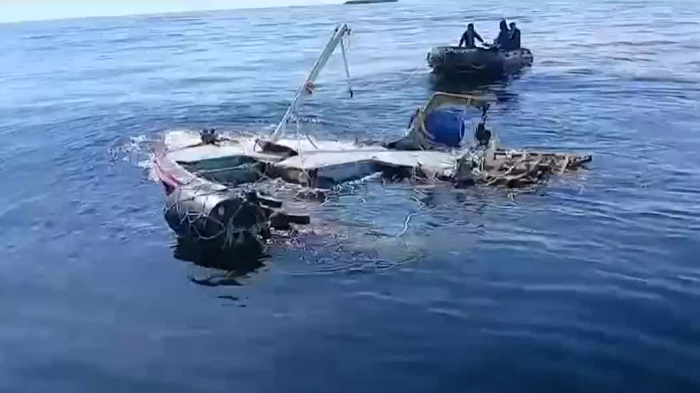 Aparece balsa de emergencia de lancha Bruma cerrada y sin los pescadores desaparecidos