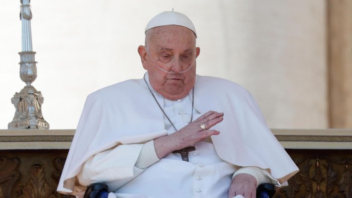 Tras dos semanas aislado: Papa Francisco reapareció con oxígeno y en silla de ruedas