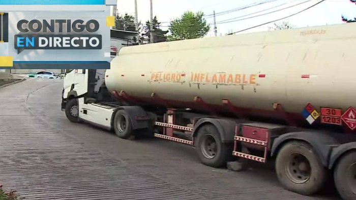 Camión con carga peligrosa lleva una semana atascado en empinada calle en San Antonio