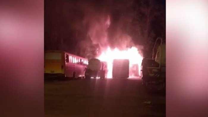 Incendio consumió 7 vehículos municipales en El Monte: Bomberos sospecha intencionalidad
