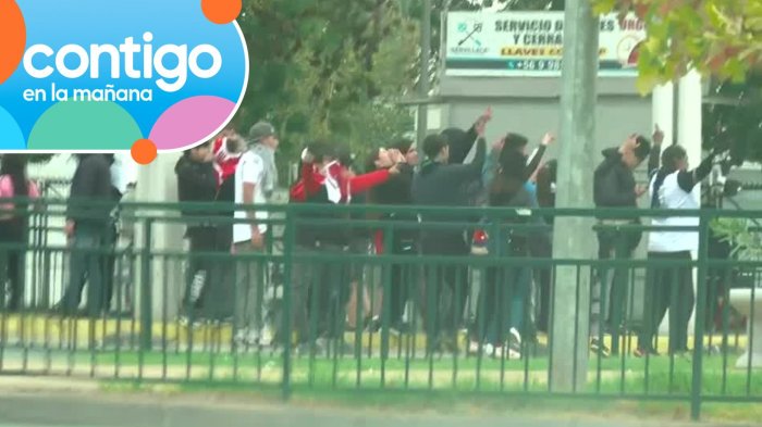 Hinchas de Colo Colo hacen acto de presencia en las afueras del Estadio Monumental